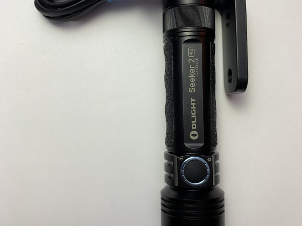 Olight Seeker 2 Pro op L-dock laadstation