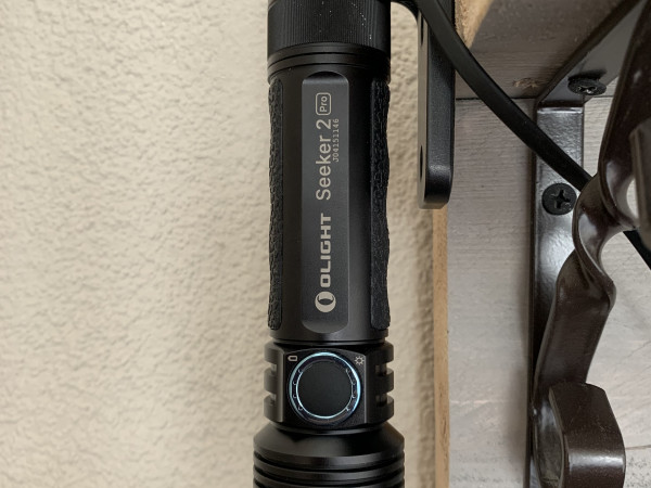 Olight Seeker 2 Pro op magnetisch laadstation